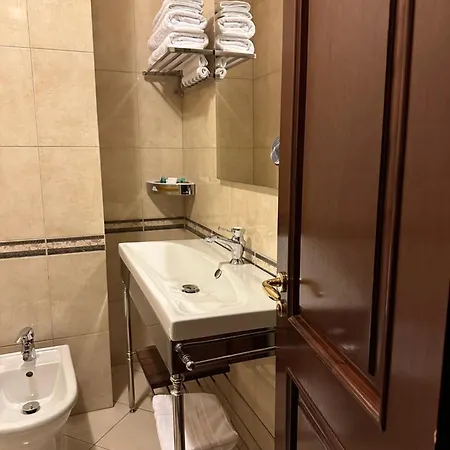 מלון Dinasty 4*