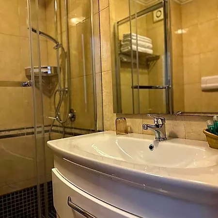 Dinasty Hotell