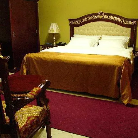 מלון Dinasty טיראנה